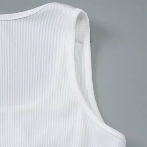 VALENTINA – Figure-hugging tank top with teardrop glass stone