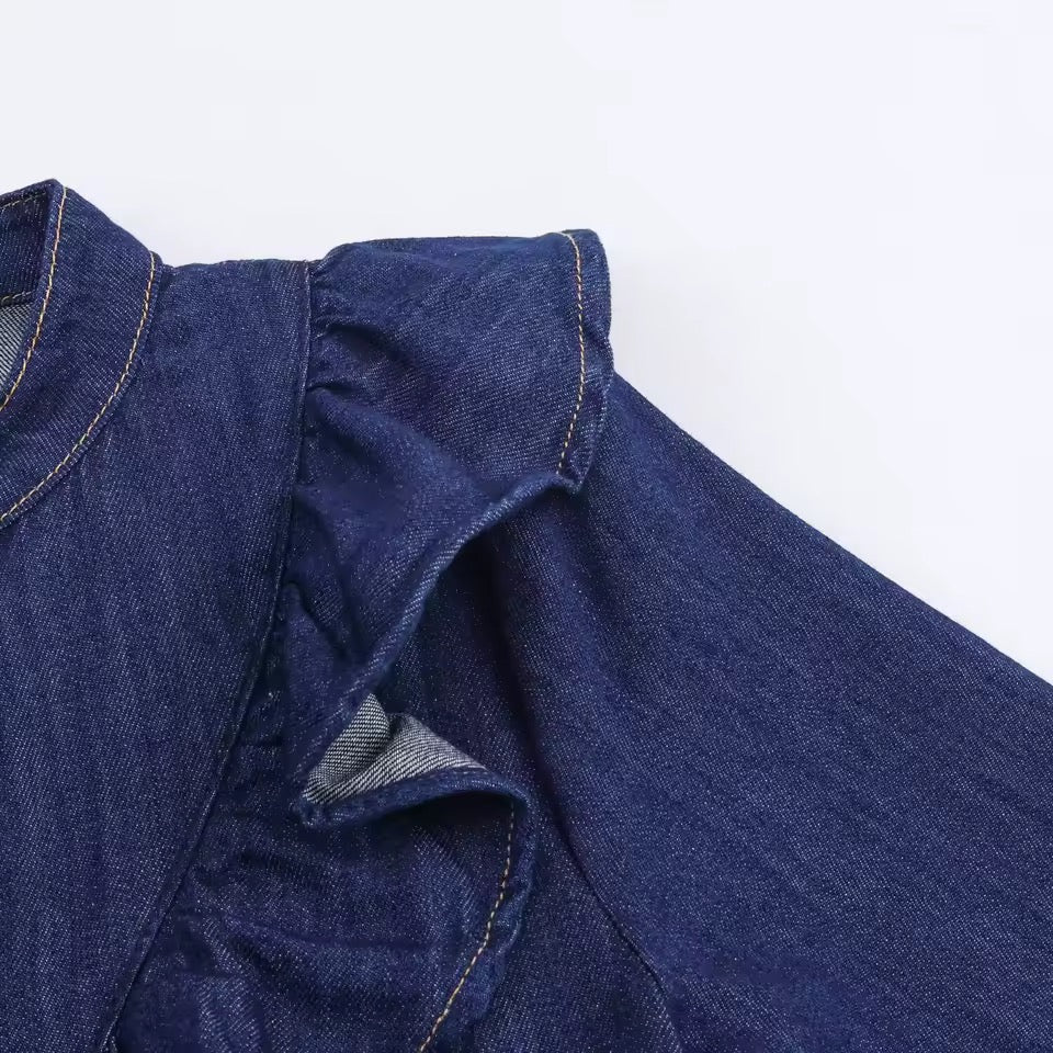 AMIRA – Denim Zweiteiler mit Rüschenbluse & Hose