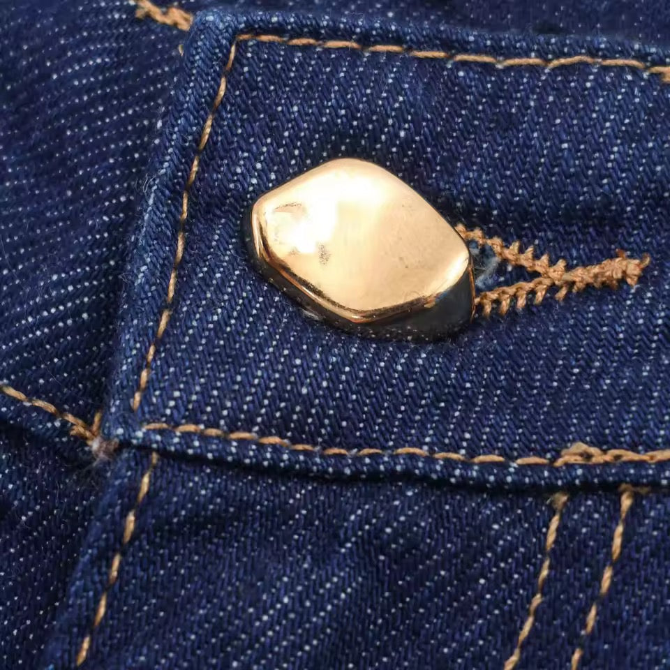 AMIRA – Denim Zweiteiler mit Rüschenbluse & Hose