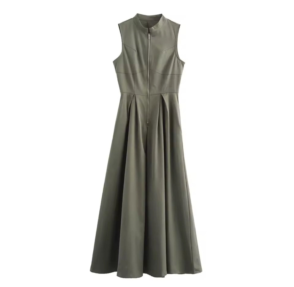 SUKI – Kleid mit Stehkragen & Kellerfalten