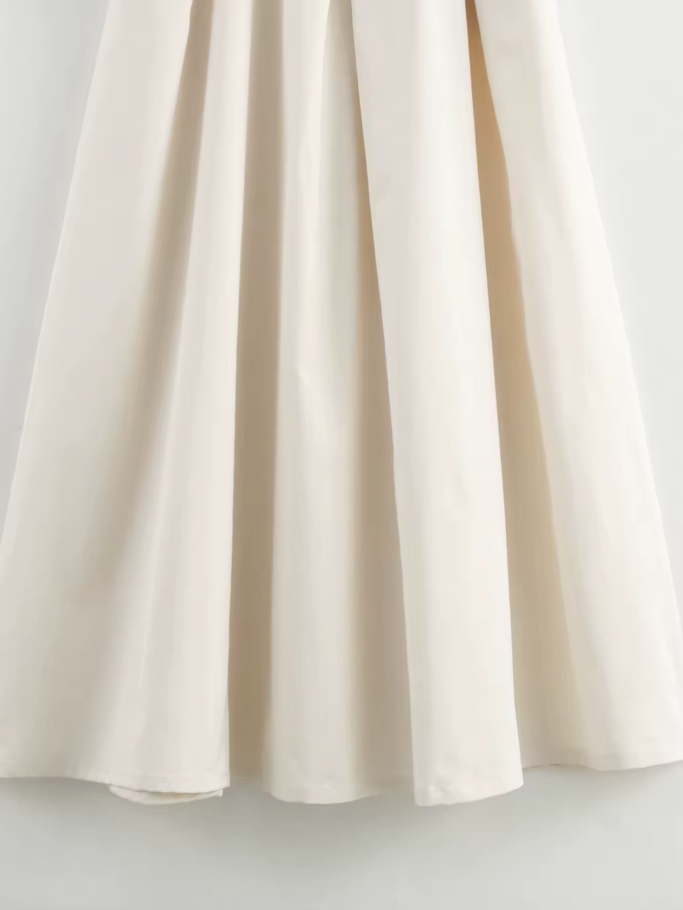 SUKI – Kleid mit Stehkragen & Kellerfalten