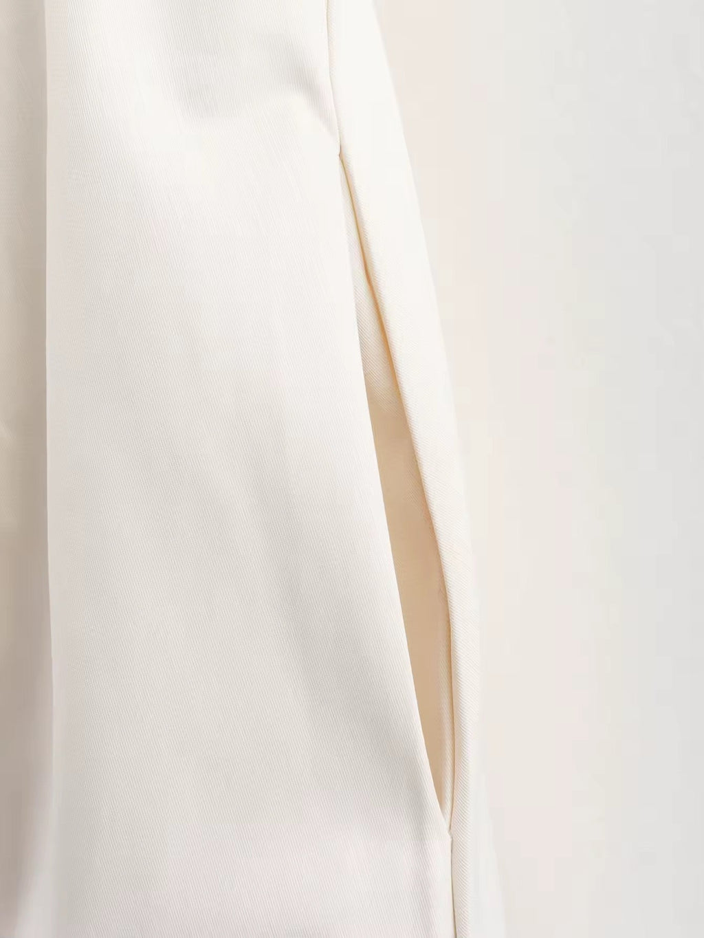 SUKI – Kleid mit Stehkragen & Kellerfalten