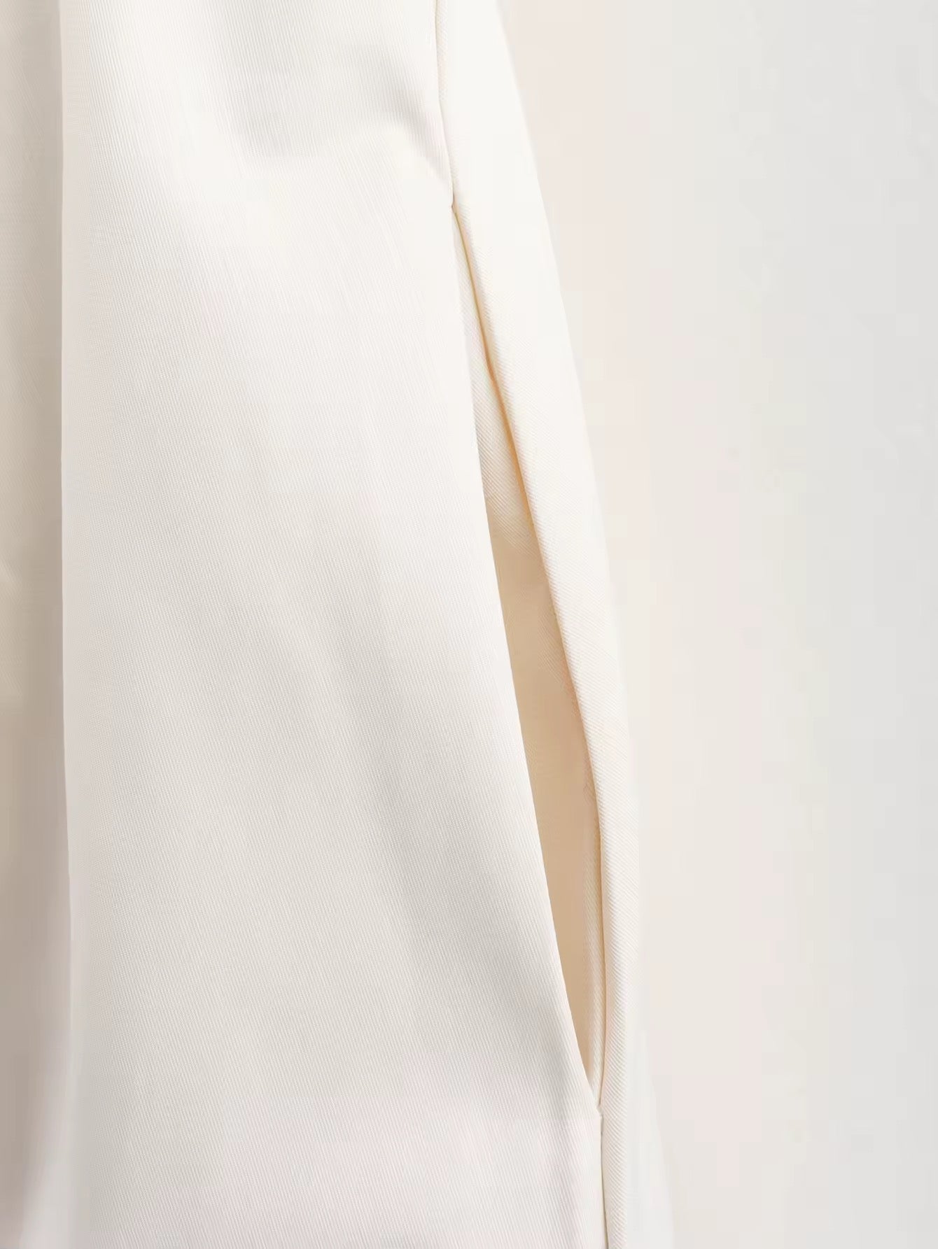 SUKI – Kleid mit Stehkragen & Kellerfalten
