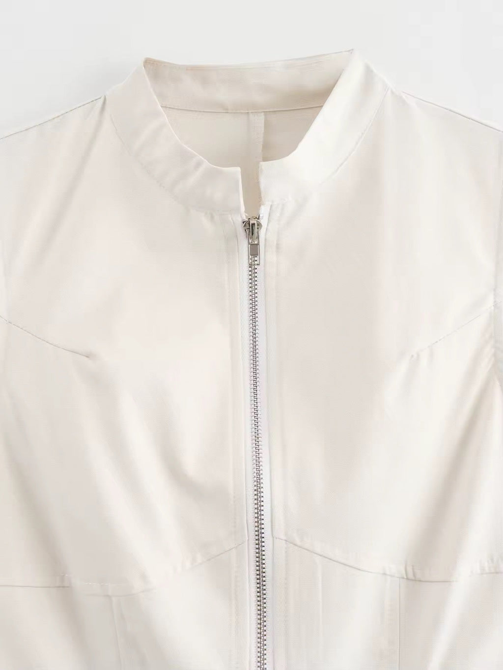 SUKI – Kleid mit Stehkragen & Kellerfalten