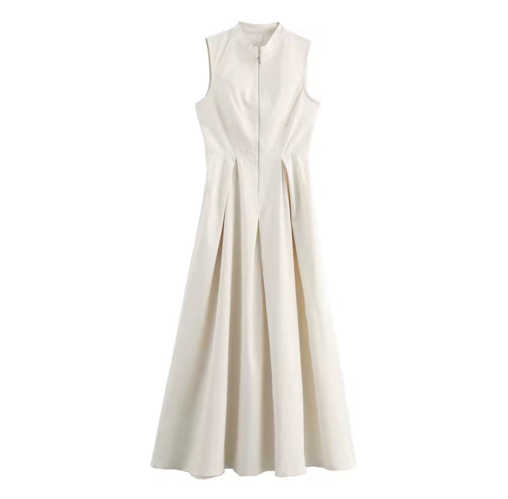 SUKI – Kleid mit Stehkragen & Kellerfalten