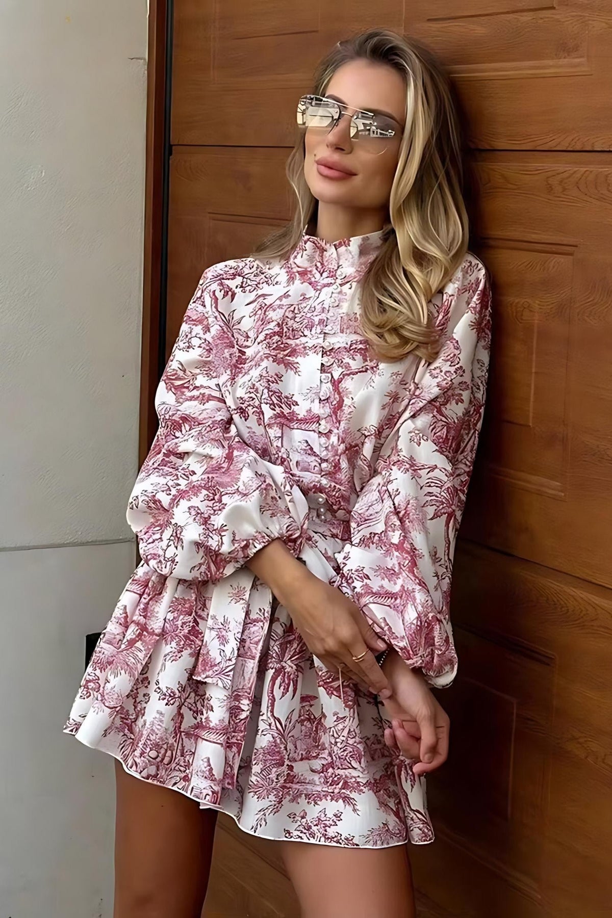 DEYNA - Short long-sleeved dress with luxurious pattern